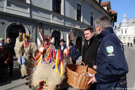 Kamnik so obiskali koranti iz Zamušanov pri Ptuju in v mestno jedro privabili nepregledno množico, željno ogleda tradicionalne pustne šege (75)